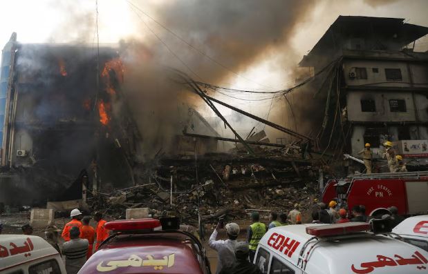 Zjarr i madh në Pakistan, humbin jetën 6 persona