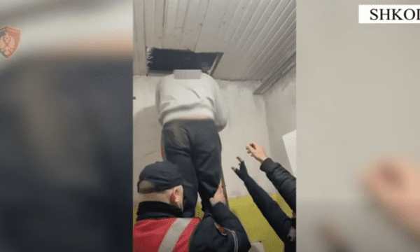 Tentoi të grabiste postën nën kërcënimin e thikës, gjendet i fshehur në tavan 24-vjeçari në Shkodër