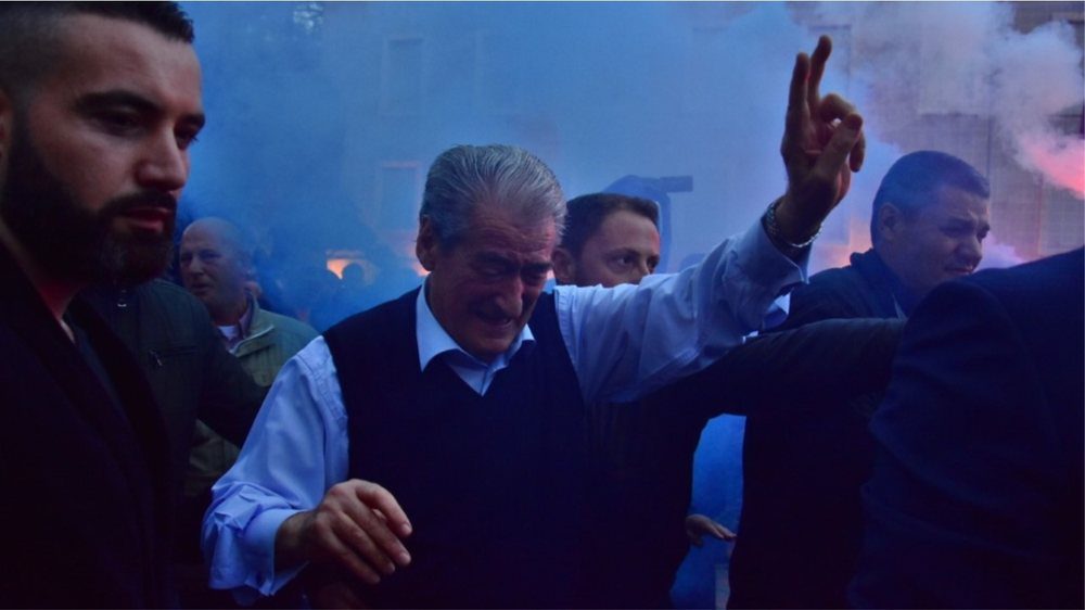 Eskalon protesta e opozitës në Shqipëri: Berisha niset drejt Policisë, hidhen molotovë