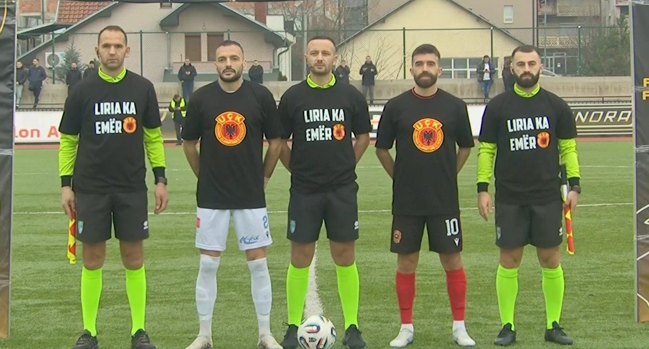 Gjest fantastik: Lojtarët e Dritës dhe Drenicës hyjnë në stadium me bluza të UÇK-së