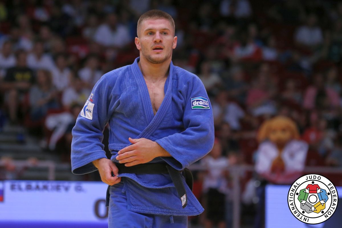 Gjykata e Pejës e liron nga akuza për dhunë në familje Akil Gjakovën