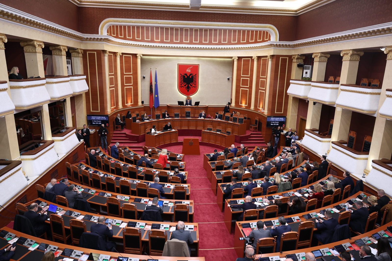 Kuvendi i Shqipërisë miraton deklaratën në mbrojtje të liderëve të UÇK-së në Hagë