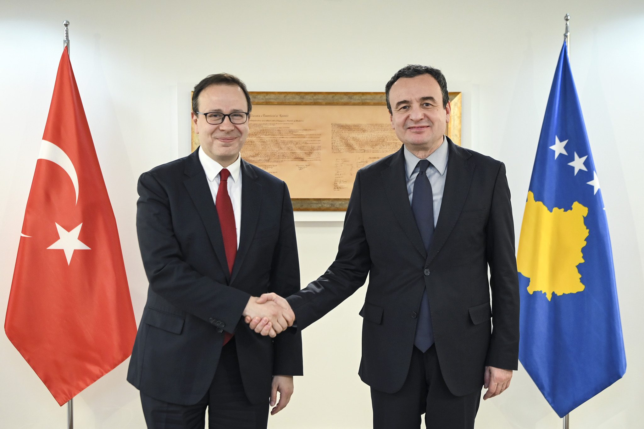 Ambasadori turk pas takimit me Kurtin e uron për fitoren në zgjedhjet e 28 dhjetorit