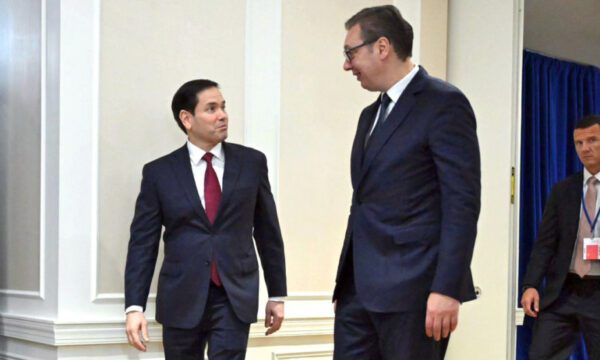 “Marrëveshje sekrete për ta njohur Kosovën”, njeriu i Vuçiqit i reagon ish-diplomatit që foli për vizitën e Gjuriq në Washington