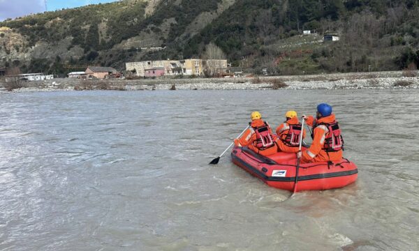 Dyshohet se një 42 vjeçar është hedhur në lumin Osum