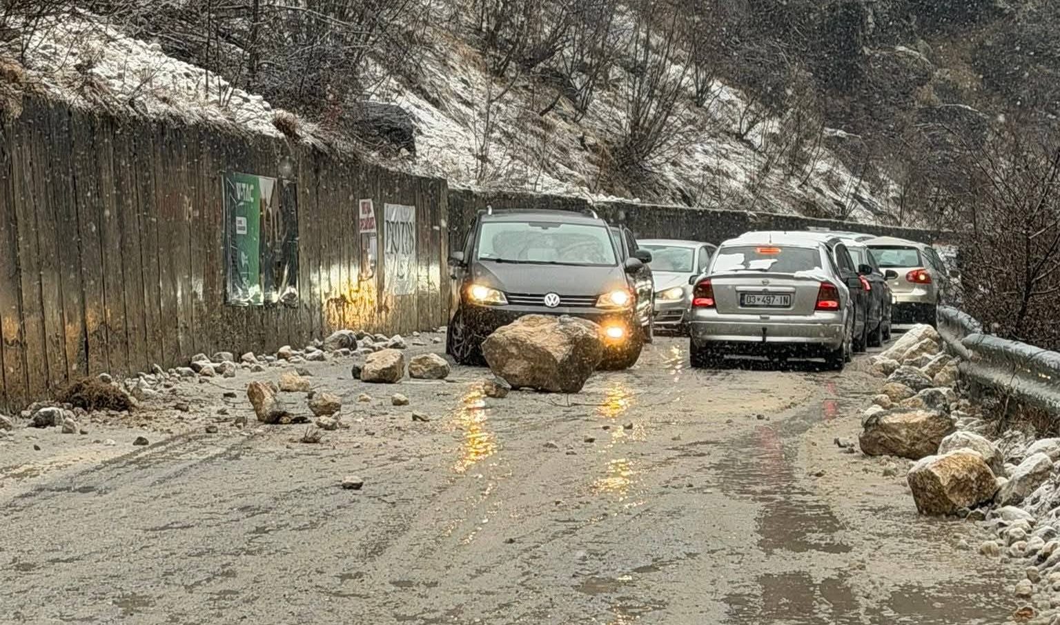 Gurë të mëdhenj bien në rrugën Pejë-Kuqishtë, dëmtohet një veturë