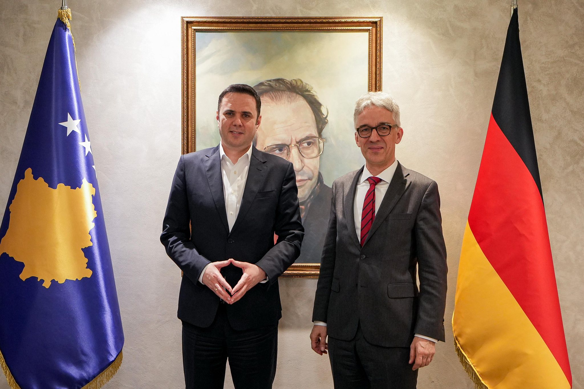 Abdixhiku takohet me ambasadorin gjerman, flasin për situatën politike në vend