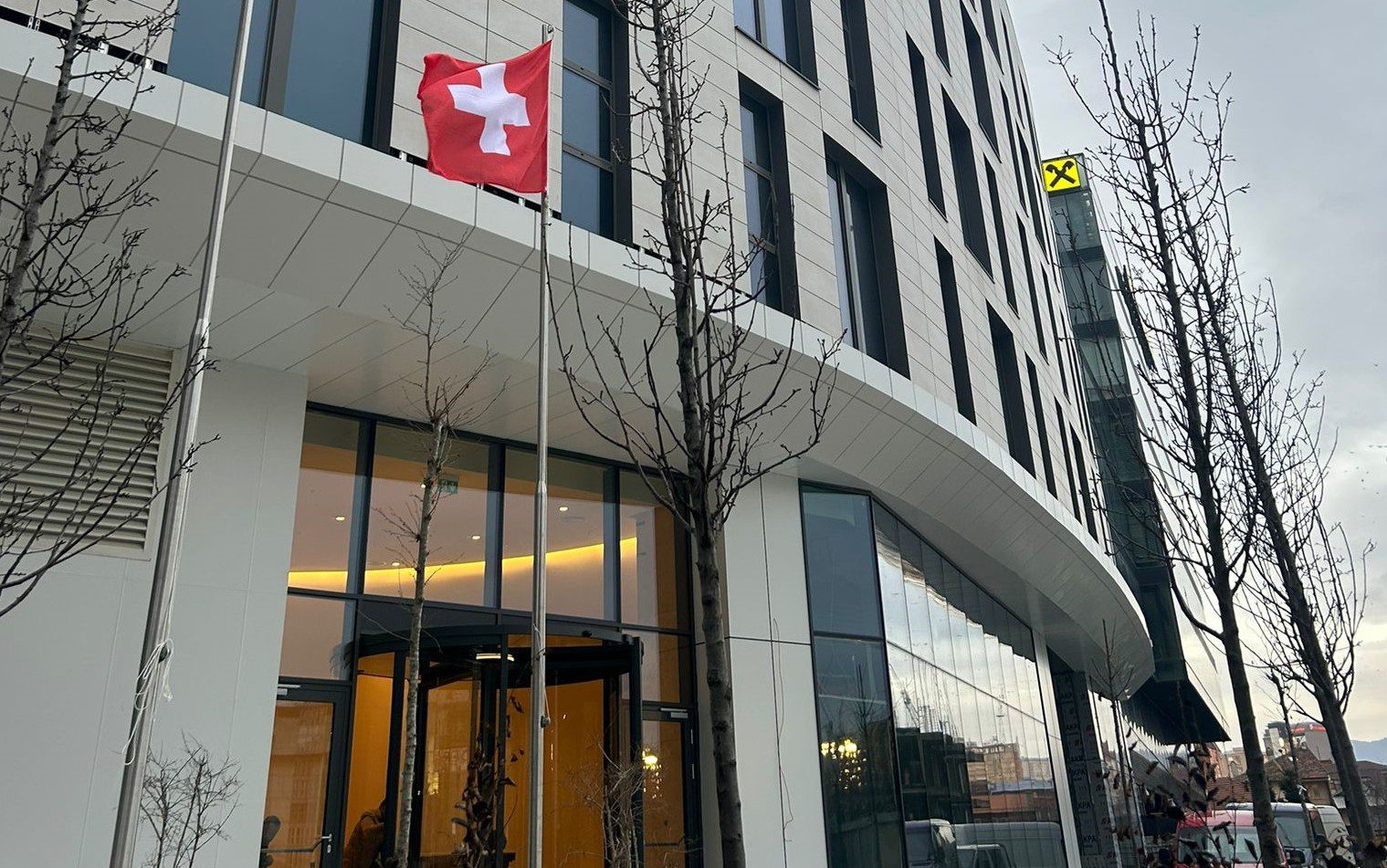 Ambasada zvicërane ndërron lokacion, ja ku mund ta gjeni tani