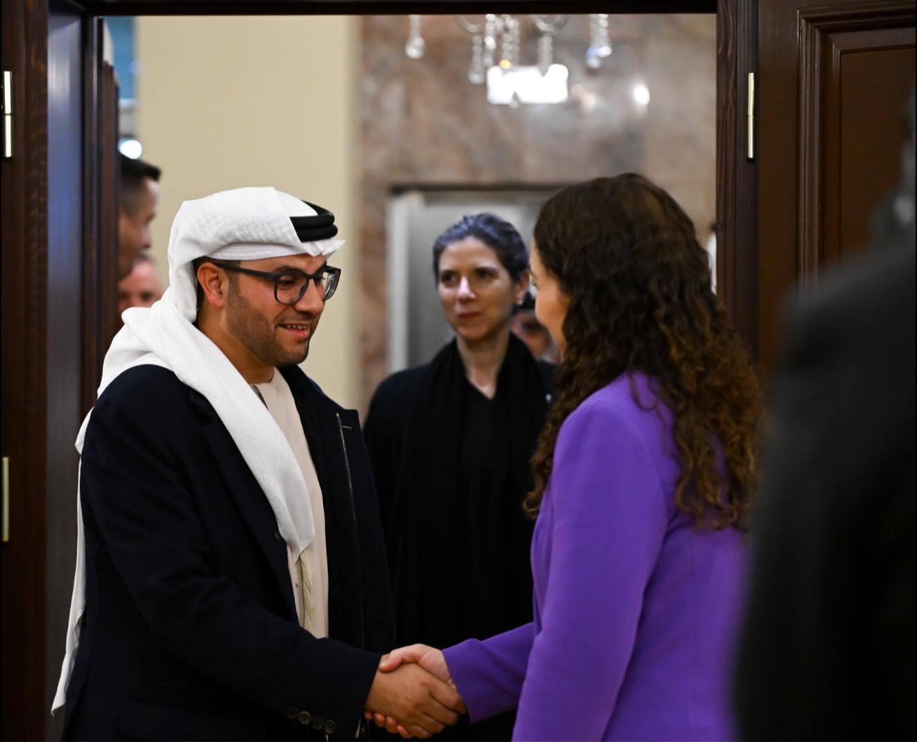 Osmani mirëpret delegacionin nga Emiratet për mbështetje në shëndetësi