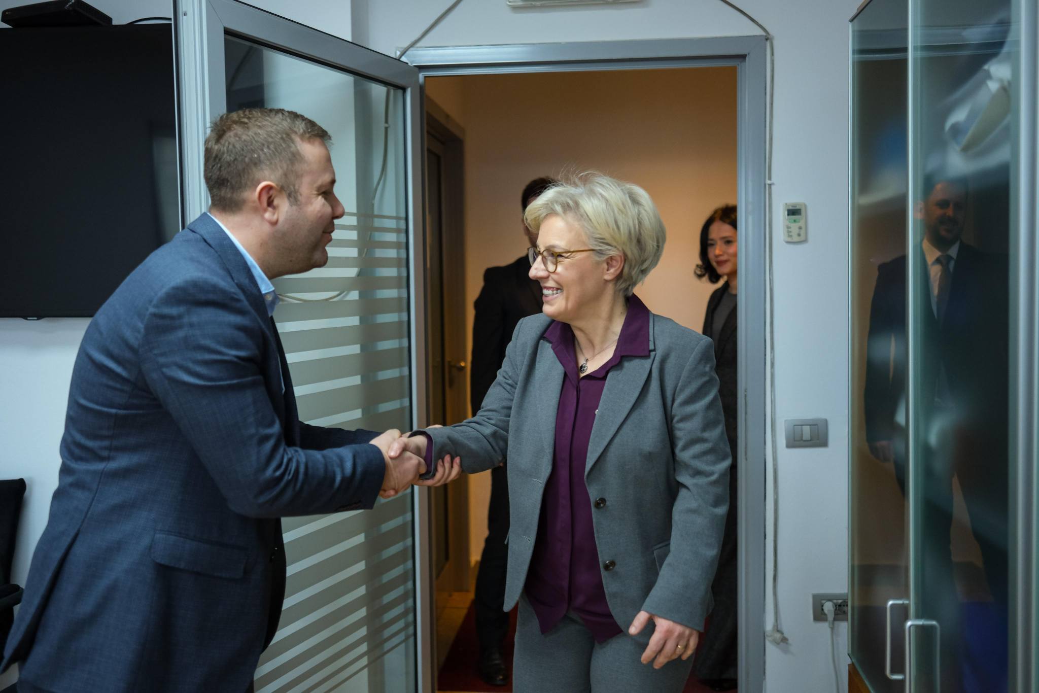 Gërvalla pranon detyrën si Ministre e Drejtësisë, thotë se “askush nuk guxon të jetë mbi ligjin”