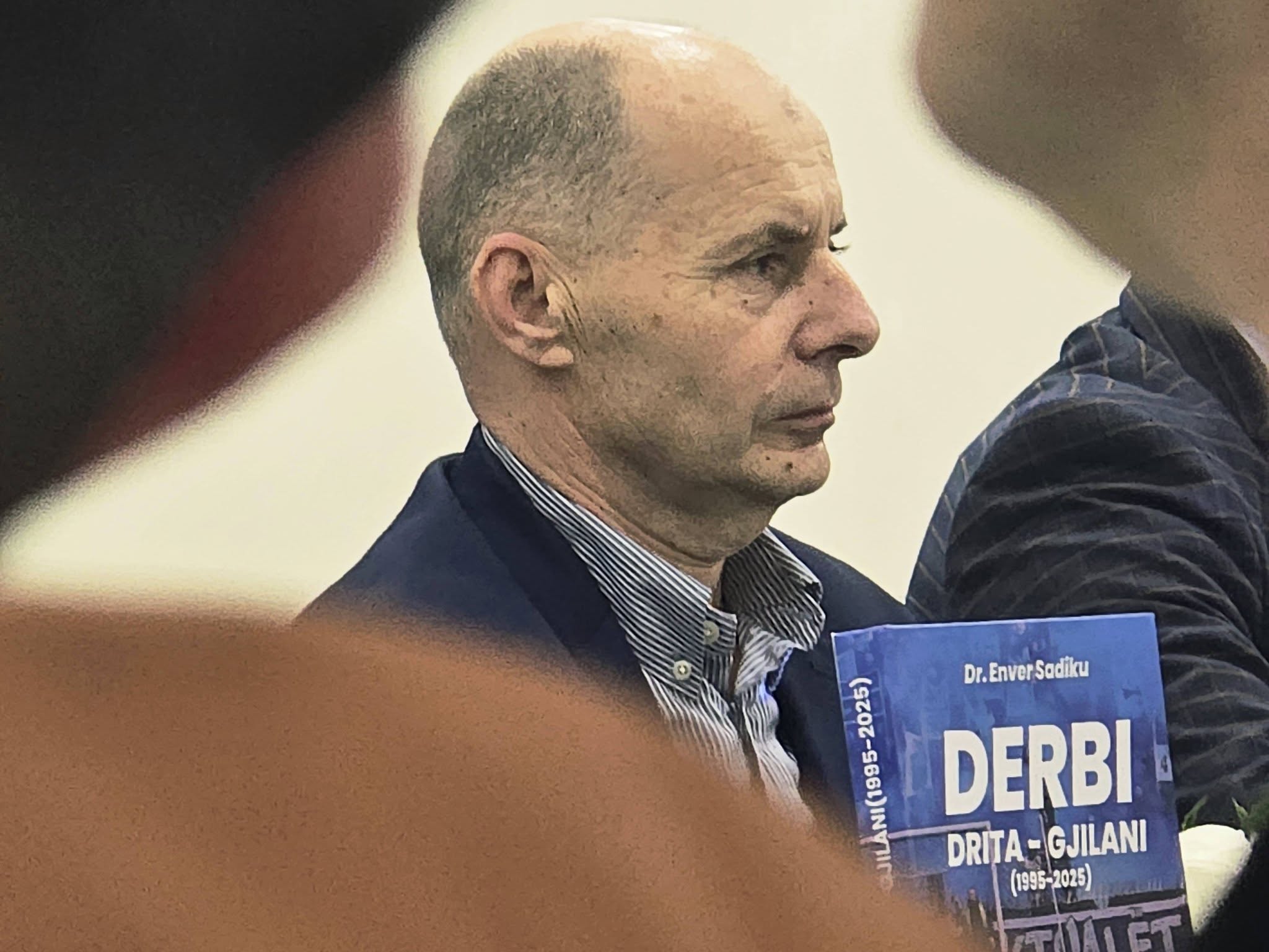 Dr. Enver Sadiku promovon librin për derbin e legjendar “Drita – Gjilani”