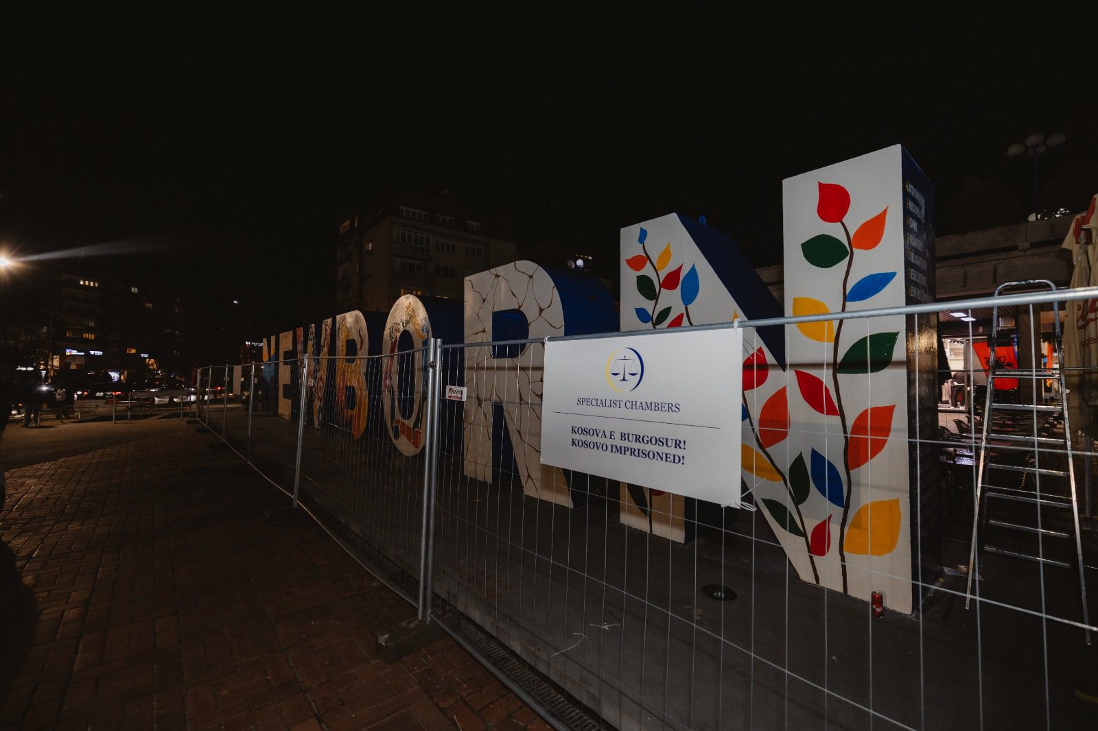 NEWBORN “burgoset” – Monumenti i pavarësisë i rrethuar me hekurat e Gjykatës Speciale