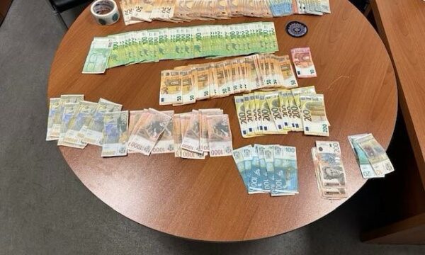 Dogana e Kosovës i gjen një personi para të padeklaraura derisa kalonte Merdaren, rreth 16 mijë euro dhe 36 mijë e 780 dinarë