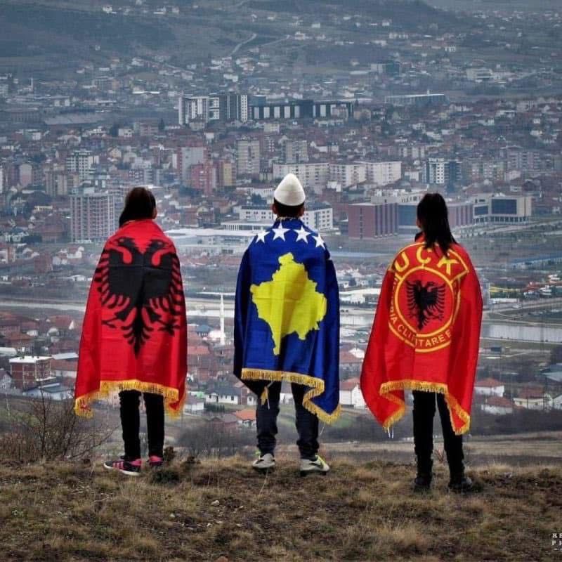 Edi Rama nis ditën me foto në mbështetje të UÇK-së