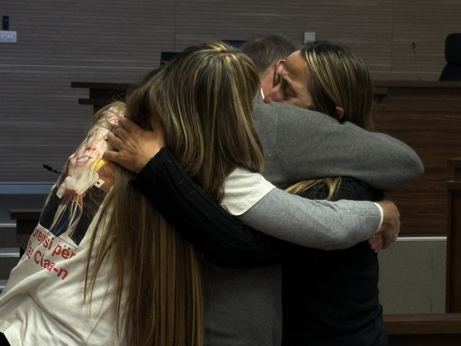 “Faleminderit Kosovë” – nëna e argjentinases në gjendje të rëndë emocionale pas vendimit të Gjykatës