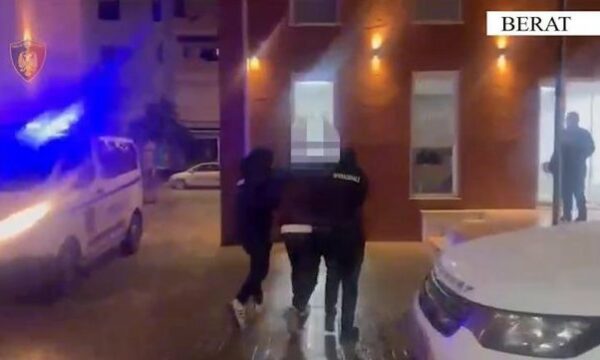 Berat: Shiste kanabis dhe kokainë, arrestohet 40-vjeçari 