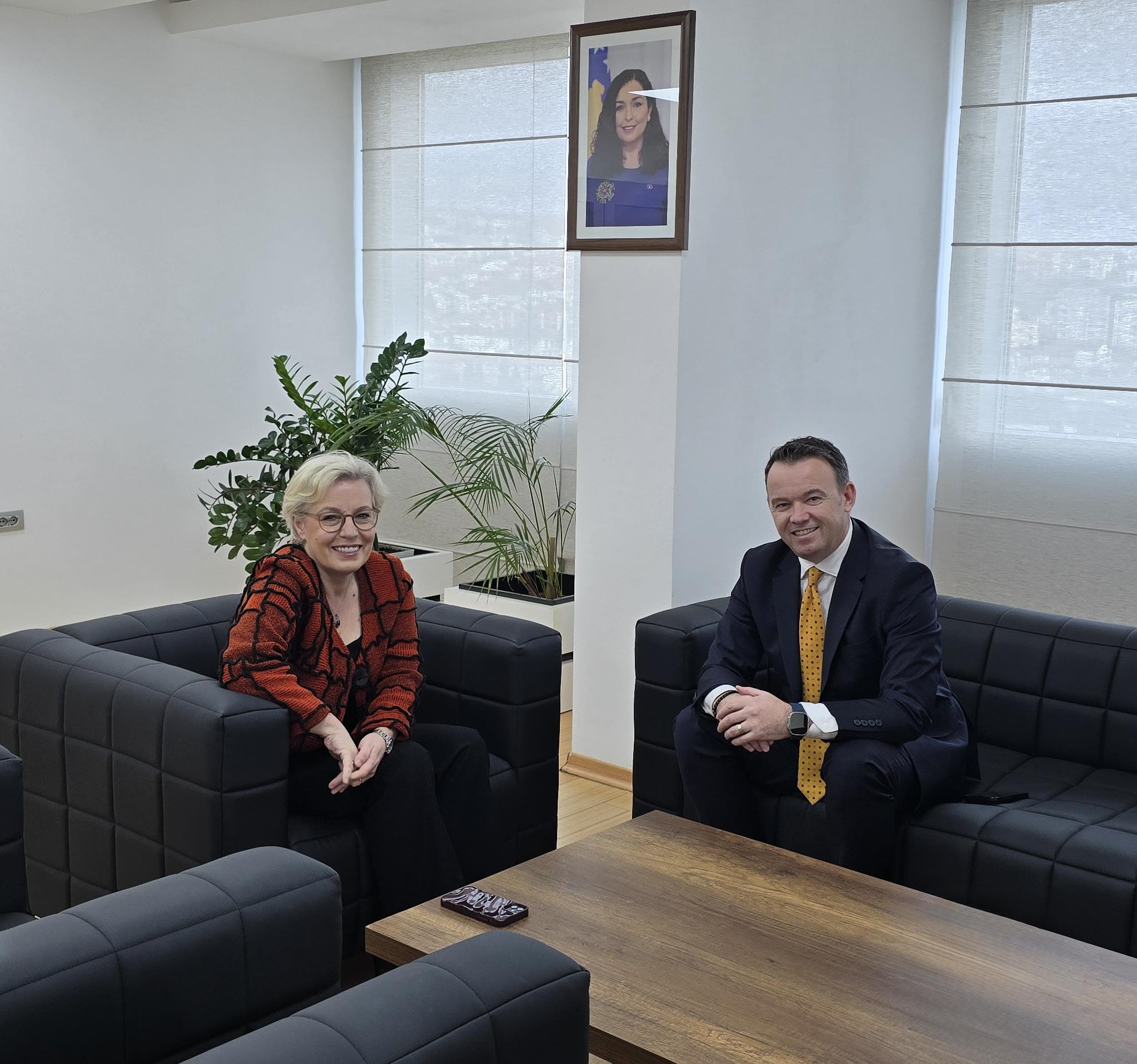 Peci viziton Gërvallen në pozitën e ministres së Drejtësisë: E ka guximin e dëshmuar në vite e dekada