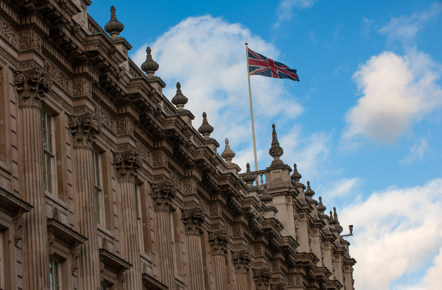 “Shkundet” qeveria britanike – Dy dorëheqje për 24 orë