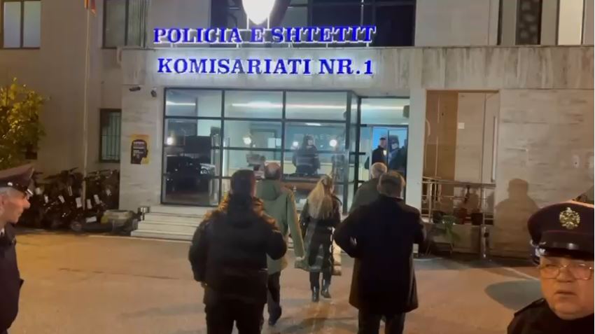 Më shumë se 40 të shoqëruar në polici pas protestës në Tiranë, ndër ta 3 të mitur