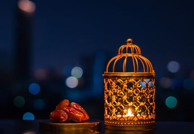 Pse ndryshon ora e Iftarit çdo natë?