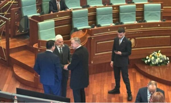 Rifat Jashari i pranishëm mes figurave kryesore në seancën e sotme solmne