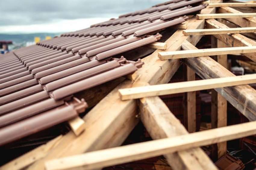 Shkodër: 49-vjeçari humb jetën pasi bie nga çatia e banesës