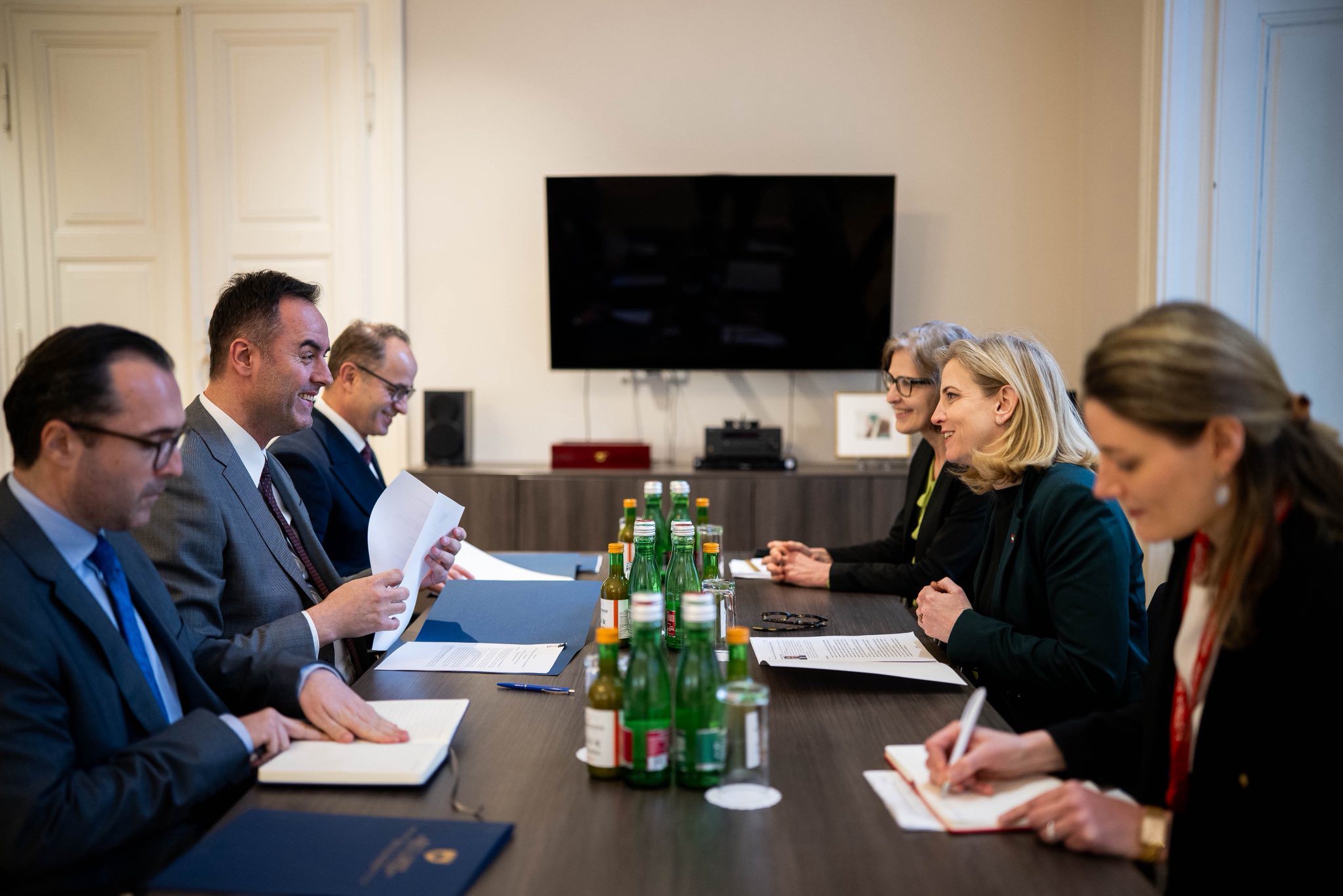 Kryediplomatja austriake flet pas takimit me Konjufcën