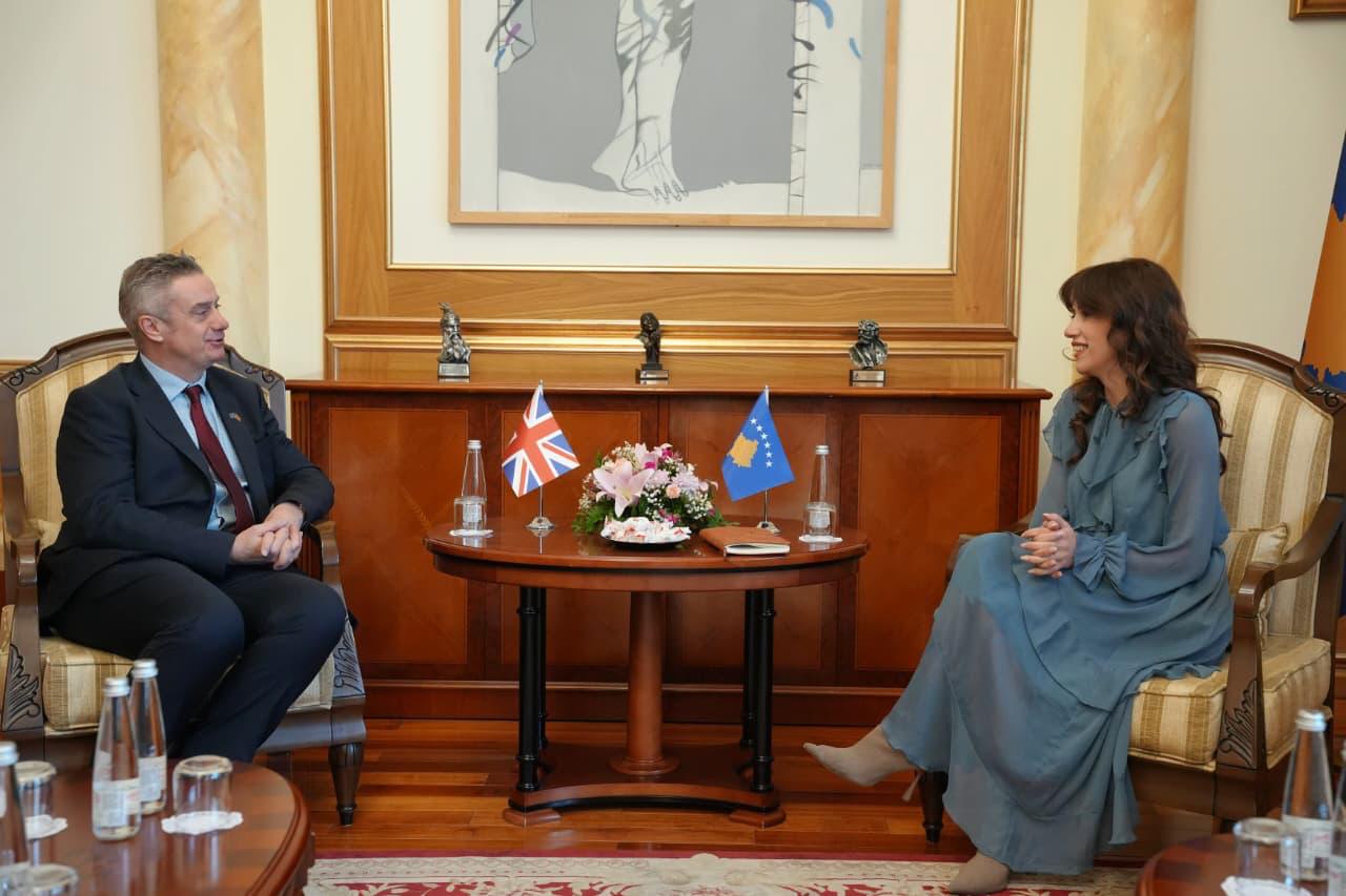 Haxhiu takon ambasadorin britanik, flasin për çështjen e presidentit