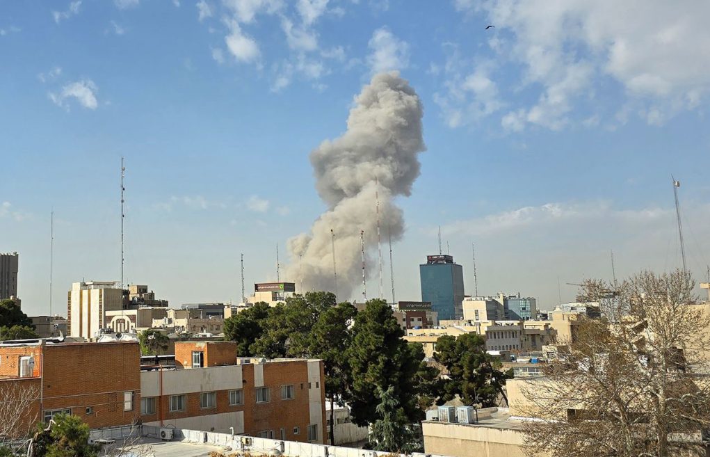 Izraeli mbyll hapësirën ajrore pas sulmeve ndaj Iranit