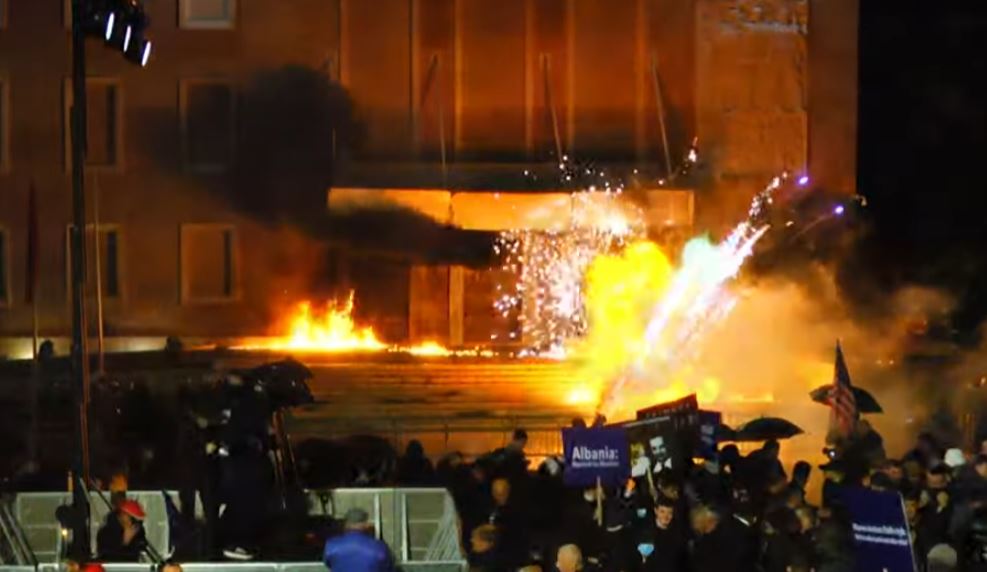 Tirana në tym: Përplasje mes qytetarëve dhe policisë gjatë protestës së opozitës