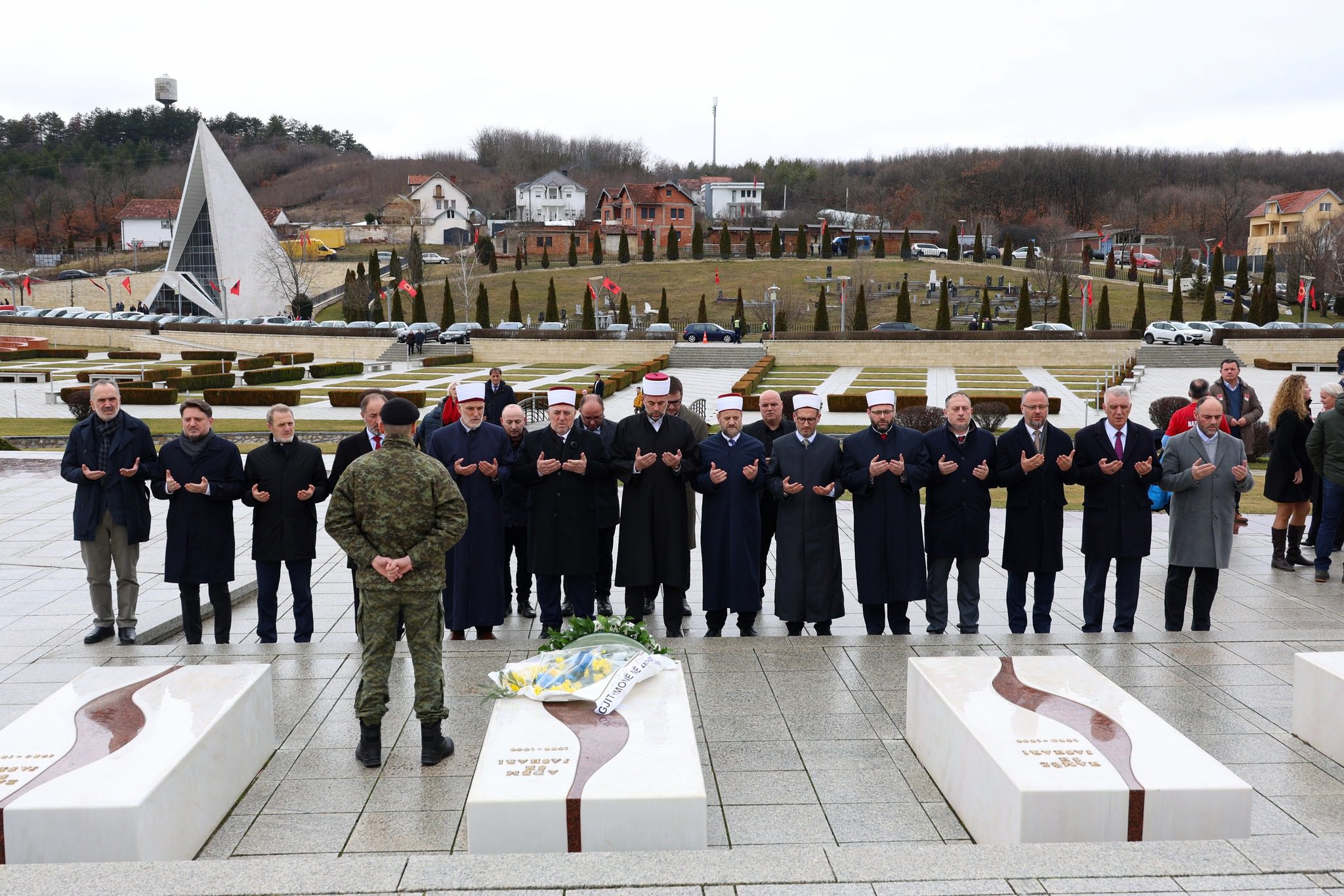 Myftiu Tërnava viziton varrezat e familjes Jashari në Prekaz