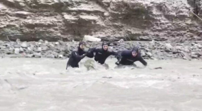 Shpëtohet 22-vjeçari në Kanionet e Osumit, po ndihmonte RENEA-n në kërkime