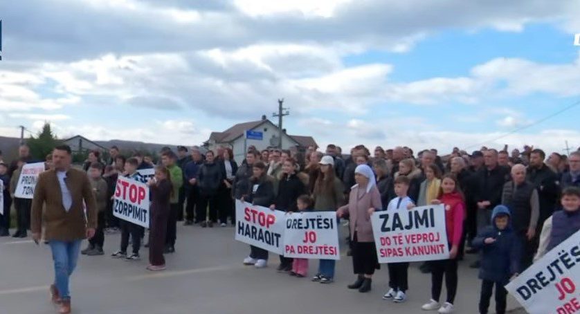 Protestojnë banorët e Zajmit të Klinës – Një pronë iu shit dy personave