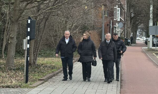 Gruaja e Rexhep Selimit në Hagë: Besoj se drejtësia do t’u japë lirinë katërshes së UÇK-së