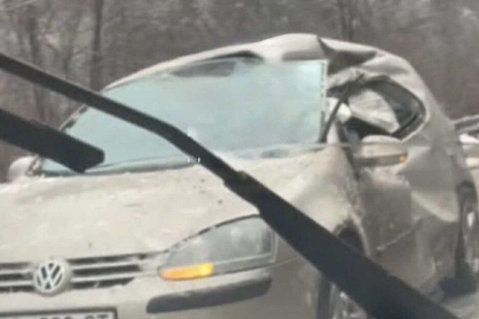 Prindërit me dy fëmijë të lënduar nga guri që ra mbi veturë në Pejë-Kuqishtë