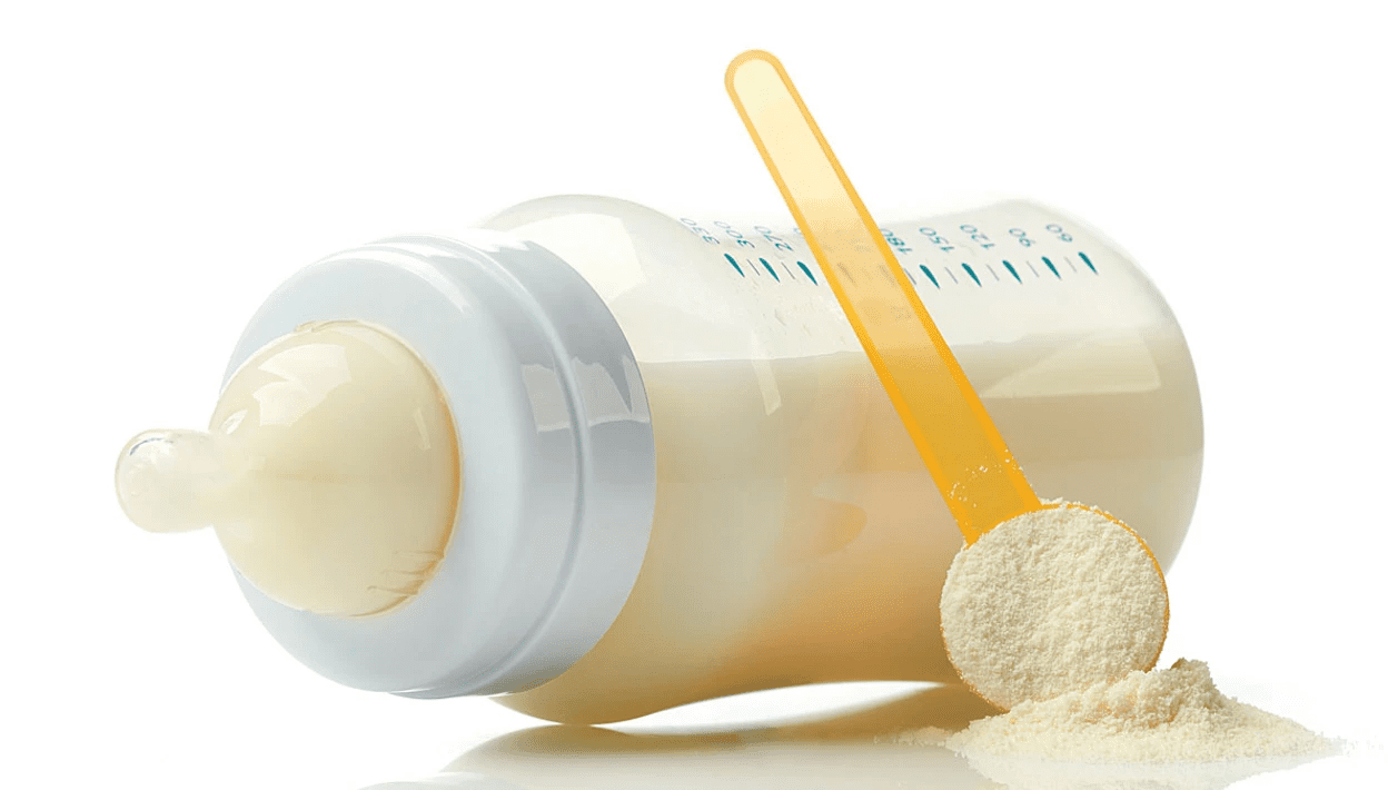 36 foshnje shfaqën simptoma të helmimit nga qumështi i kontaminuar, në Britani nisin hetimet