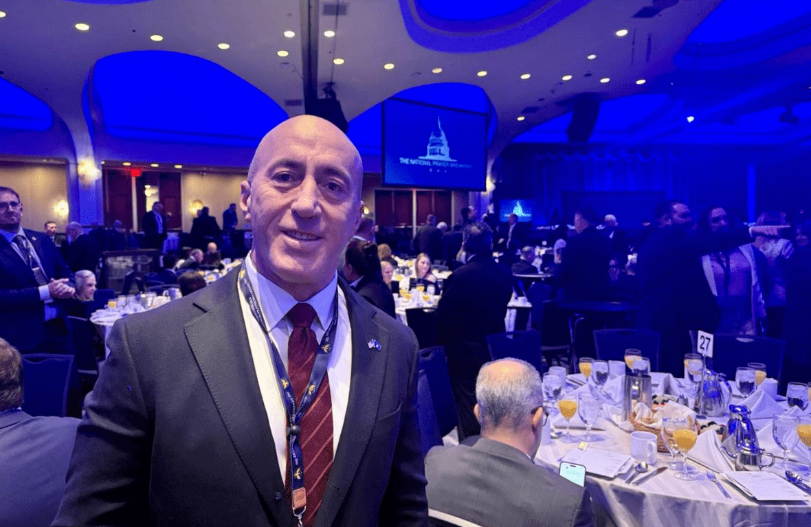 Haradinaj publikon fotografi nga ceremonia e Lutjeve të Mëngjesit