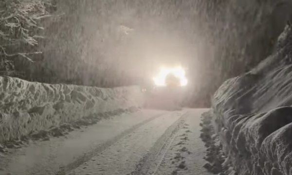 Reshje të dendura bore në veri të Shqipërisë, autoritetet apelojnë për kujdes në qarkullim