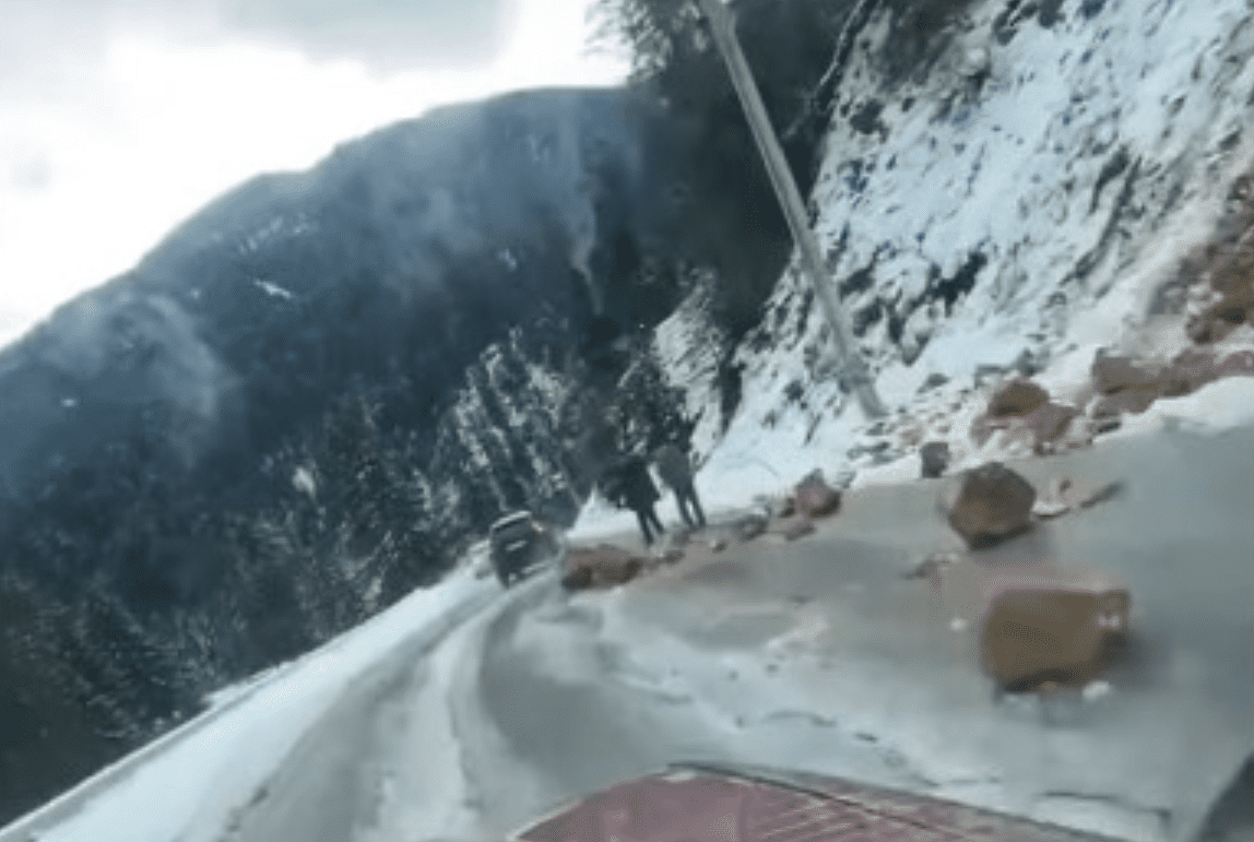 Rrëshqitje gurësh në Bogë, njëra korsi ndalohet për qarkullim