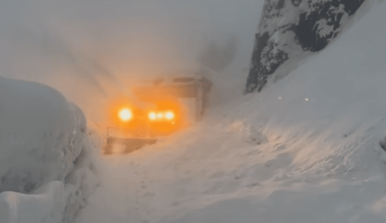 Ortekët bllokojnë rrugën drejt Thethit, ndalohet qarkullimi në Qafë Thore