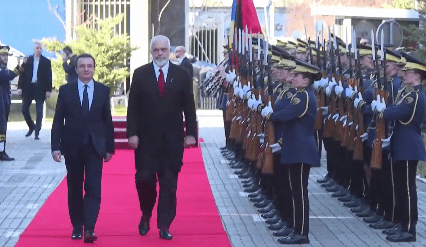Rama pritet me ceremoni shtetërore nga Kurti