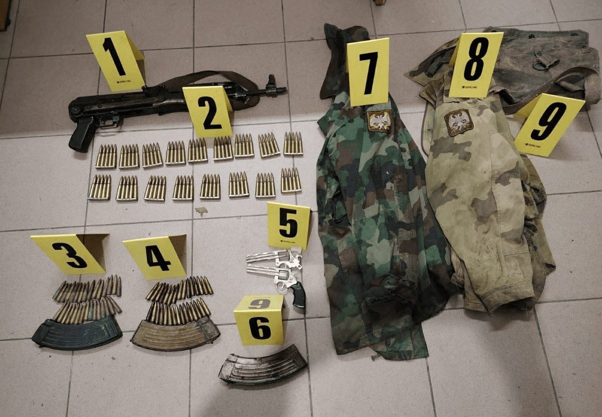 Dita e Pavarësisë – Policia me aksion në veri, konfiskohen armë dhe emblema serbe