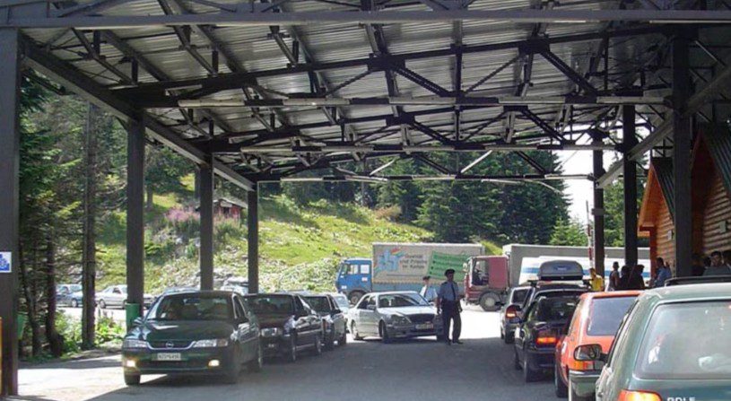 Rruga nga Kosova drejt Malit të Zi e mbyllur për kamionë, e hapur për udhëtarët