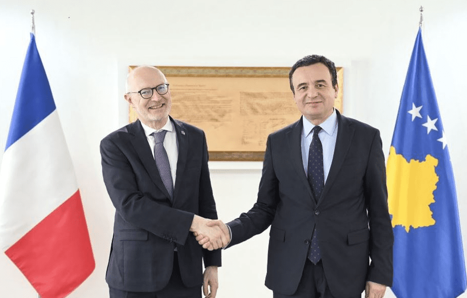 Kurti takohet me ambasadorin francez, ja se për çka folën