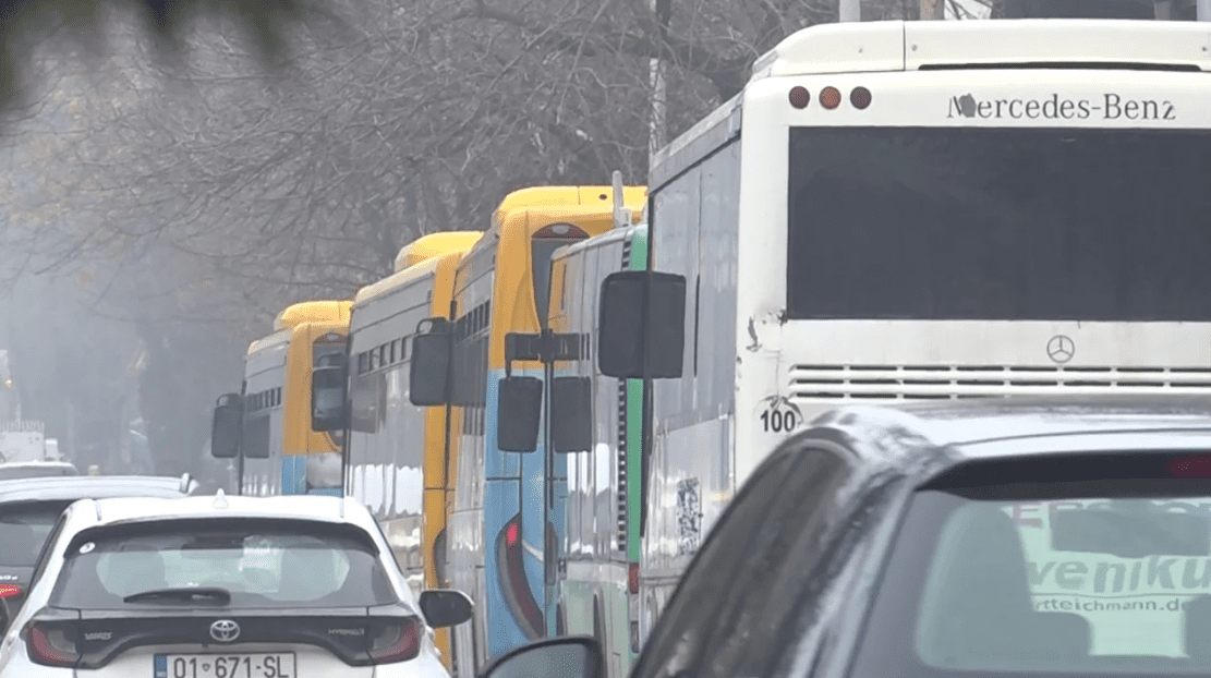 Përdori telefonin gjatë vozitjes së autobusit, i merret leja dhe i ndalohet vozitja për tre muaj