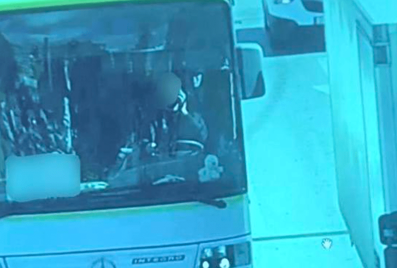 Përdori telefonin gjatë vozitjes së autobusit, i merret leja dhe i ndalohet vozitja për tre muaj