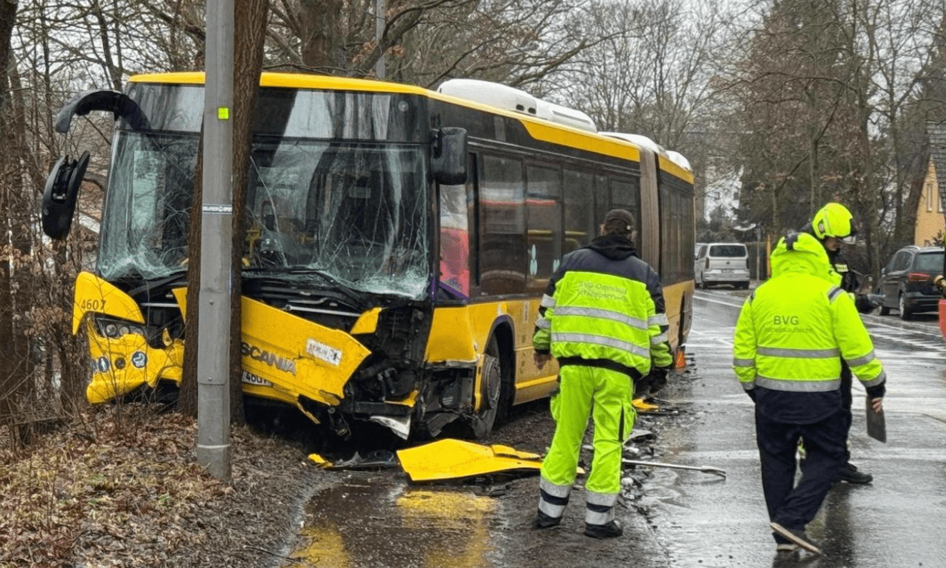 Autobusi përplaset me disa makina në Berlin të Gjermanisë, 12 të lënduar