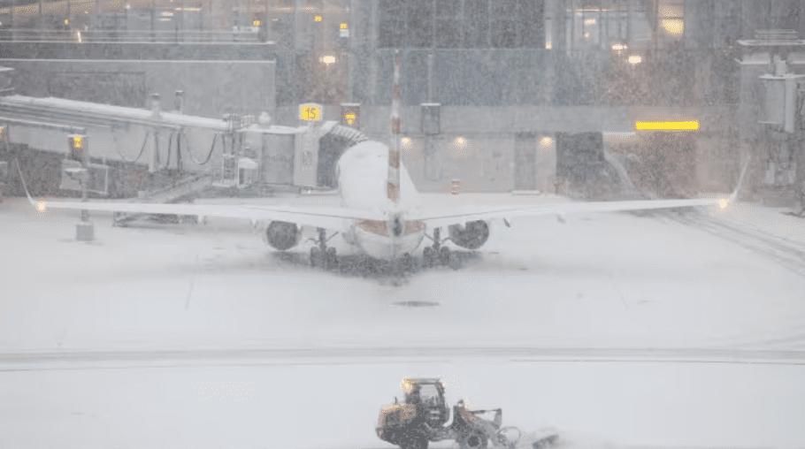 Më shumë se 5 mijë fluturime anulohen për shkak të reshjeve rekord të borës në SHBA