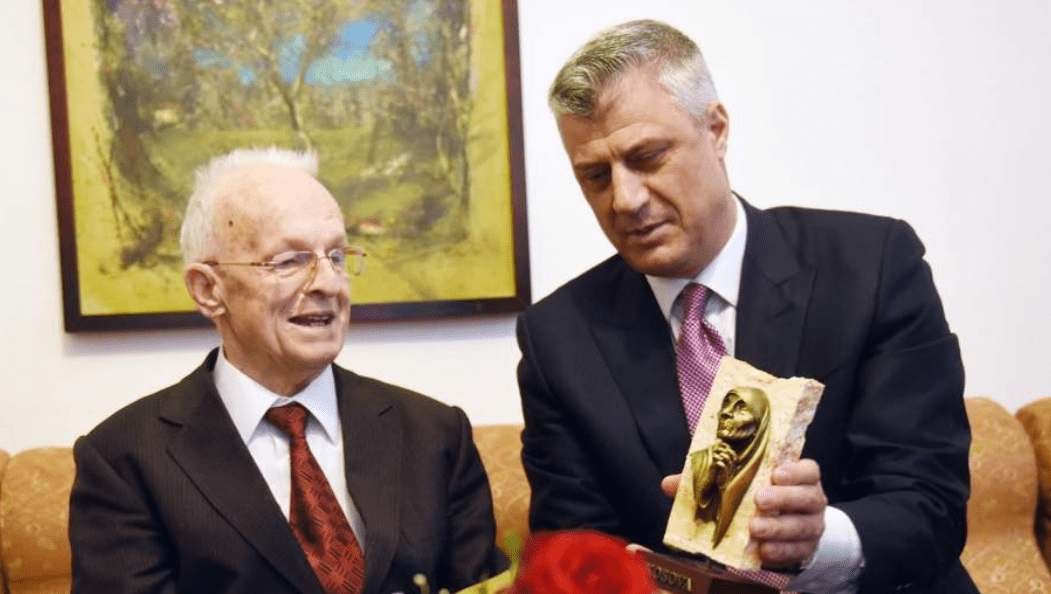 Hamza ndan fotografi të Tha֛çit me Demaçin, në dy përvjetore të rëndësishme