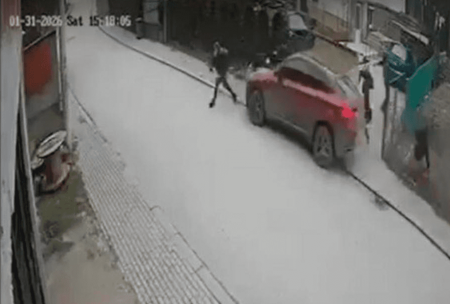 Mbetën të lënduar tre persona, momenti kur vetura godet disa të rinj në Kodrën e Trimave